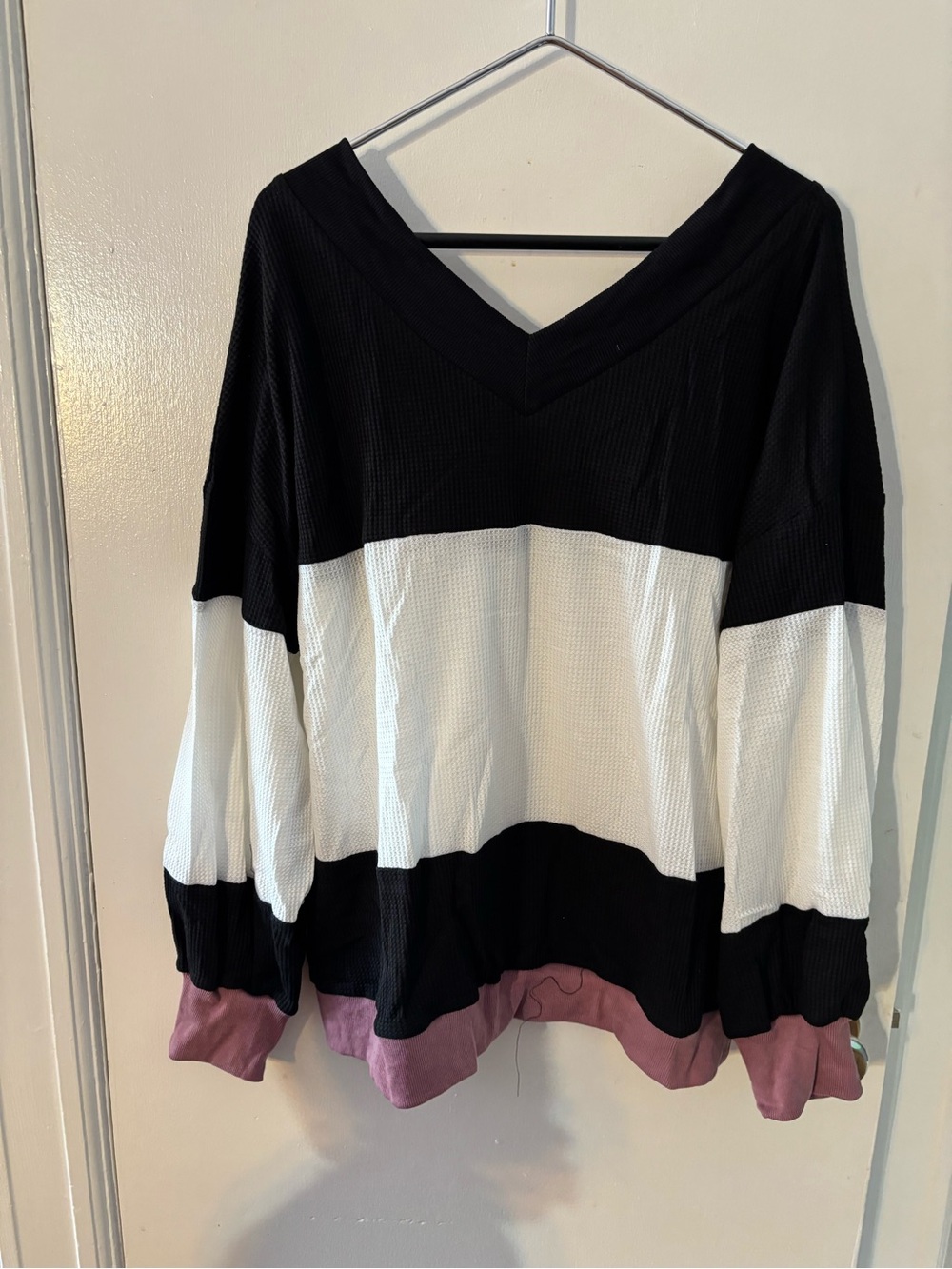 Women's Black & White Colorblock V-Neck Pullover with Pink Hem